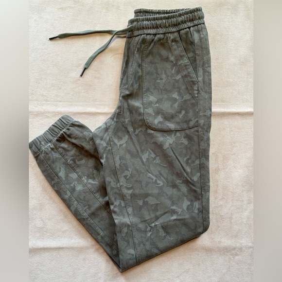 Athleta Farallon Stratum Green Camo Jogger - Picture 4 of 5